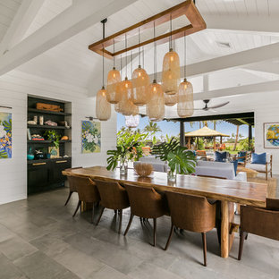 ハワイの広いビーチスタイルのLDKの画像 (白い壁、磁器タイルの床、暖炉なし、グレーの床)