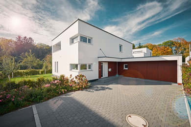 Große Moderne Anbaugarage mit überdachter Auffahrt in Stuttgart
