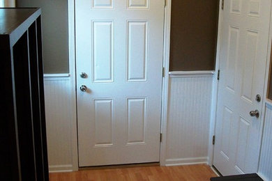 Example of a classic entryway design in Chicago