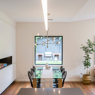 キャンベラのコンテンポラリースタイルのLDKの画像 (淡色無垢フローリング、白い壁、茶色い床)