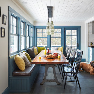 Mittelgroße Klassische Wohnküche mit weißer Wandfarbe, Schieferboden und grauem Boden in Boston