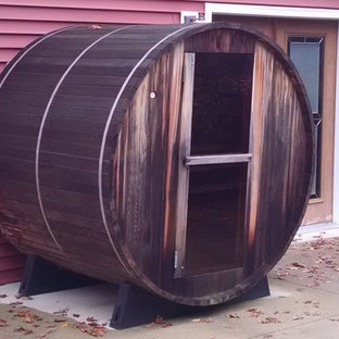 他の地域のトラディショナルスタイルのおしゃれな裏庭のテラス (デッキ材舗装、パーゴラ) の写真