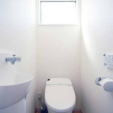 清潔感のある白で統一されたトイレ