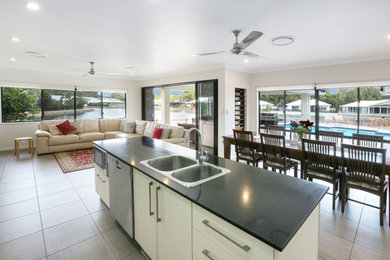 Inspiration for a beach style home design in Cairns.