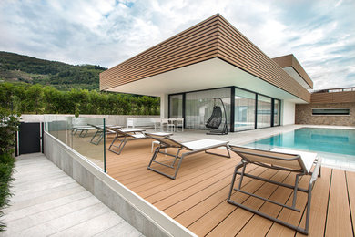 Foto di una piscina moderna davanti casa con paesaggistica bordo piscina