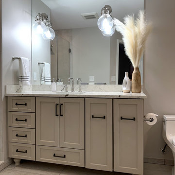 Starmark Maple Cosmopolitan Primary Bath in Stone