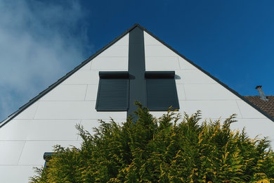 This is an example of a contemporary house exterior in Dusseldorf with a tile roof.