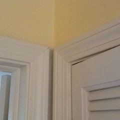 Narrow and recommended space between the door and the corner of the room.