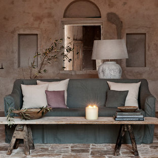 Repräsentatives, Fernseherloses Mediterranes Wohnzimmer ohne Kamin mit brauner Wandfarbe in London