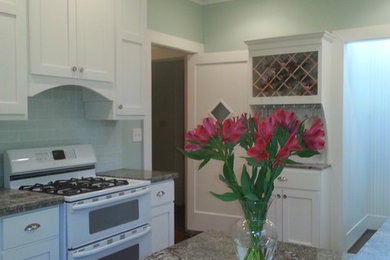 Kitchen - kitchen idea in Houston