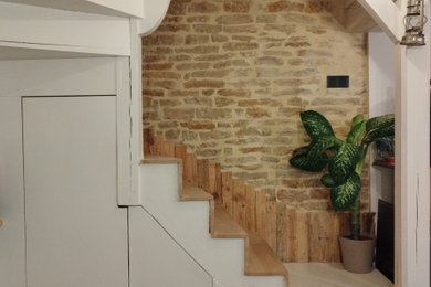 Inspiration pour un petit escalier hélicoïdal rustique avec des marches en bois, des contremarches en bois et rangements.