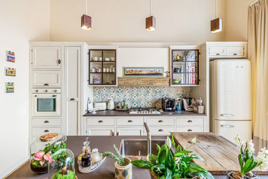 Idee per una cucina country di medie dimensioni con lavello da incasso, ante beige, top in quarzo composito, paraspruzzi multicolore, elettrodomestici colorati, top marrone e ante con riquadro incassato
