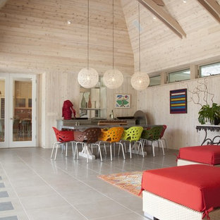 Идея дизайна: гостиная-столовая в современном стиле с полом из керамической плитки