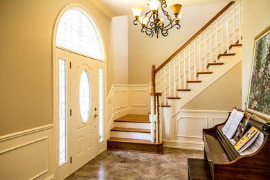 Entryway - traditional entryway idea in Detroit