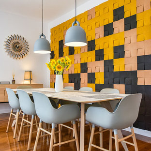 デュッセルドルフの中サイズのコンテンポラリースタイルのLDKの画像 (白い壁、濃色無垢フローリング、暖炉なし、茶色い床)