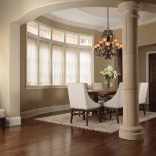 ジャクソンの広いコンテンポラリースタイルのLDKの画像 (ベージュの壁、濃色無垢フローリング、暖炉なし)