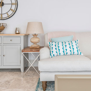 Inspiration för stora maritima gästrum, med vita väggar och kalkstensgolv