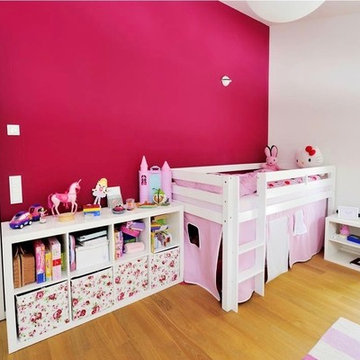 Kinderzimmer mit Hochbett und pinker Wand