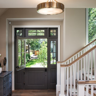 Новый формат декора квартиры: фойе среднего размера в классическом стиле с бежевыми стенами, темным паркетным полом, голландской входной дверью и серой входной дверью