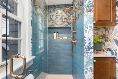 Пример оригинального дизайна: маленькая ванная комната в классическом стиле с фасадами с утопленной филенкой, темными деревянными фасадами, душем в нише, унитазом-моноблоком, синей плиткой, керамической плиткой, синими стенами, полом из керамической плитки, душевой кабиной, накладной раковиной, мраморной столешницей, белым полом, душем с распашными дверями, белой столешницей, нишей, тумбой под одну раковину, встроенной тумбой и обоями на стенах для на участке и в саду