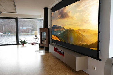 Diseño de sala de estar abierta contemporánea grande sin televisor con paredes blancas, suelo de madera clara, chimeneas suspendidas, marco de chimenea de metal y suelo marrón
