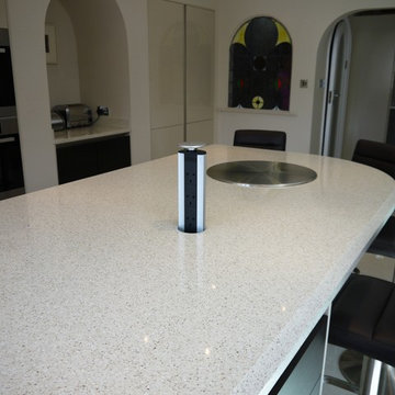 Dark Oak & Gloss Ivory handle-less Kitchen
