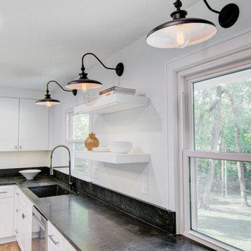 Colonial Modern Residence - Kansas City, Kansas