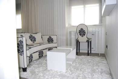 Imagen de dormitorio principal minimalista grande con paredes blancas, suelo de madera clara y suelo gris