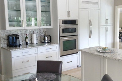 Kitchen - tropical kitchen idea in Miami