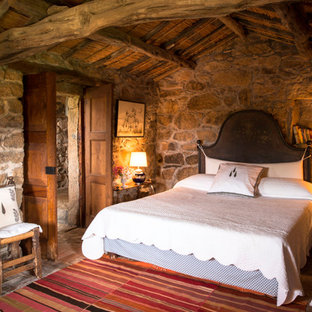 Mittelgroßes Rustikales Hauptschlafzimmer mit Backsteinboden und brauner Wandfarbe in London