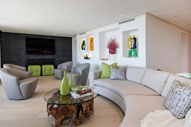 Minimalist living room photo