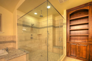 サクラメントにあるおしゃれな浴室の写真