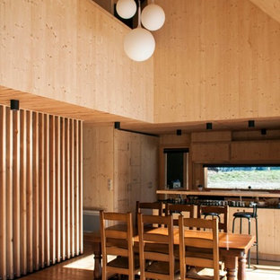 Cette photo montre une salle à manger ouverte sur le salon tendance de taille moyenne avec un mur marron.