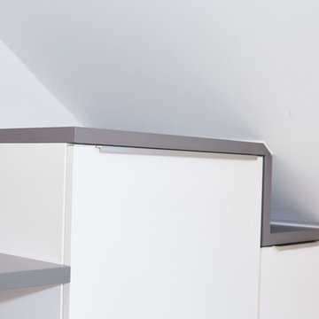 moderne Küche mit Dachschräge