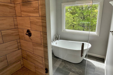 Imagen de cuarto de baño clásico grande con paredes grises, suelo de baldosas de cerámica, suelo gris y ducha con puerta con bisagras