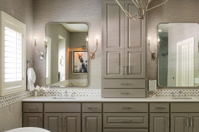 カンザスシティにあるラグジュアリーなトランジショナルスタイルのおしゃれな浴室 (洗面台2つ、造り付け洗面台) の写真