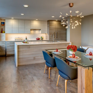 Kleine Moderne Wohnküche ohne Kamin mit beiger Wandfarbe und Korkboden in Seattle
