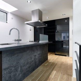 cuisine avec une crédence en marbre et un plafond en