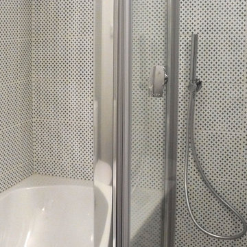 Douche. Baignoire. Faïences dessin Komon. Fabrication italienne.