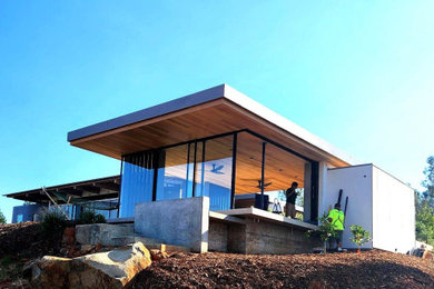 Example of a mid-sized minimalist home design design in Sacramento