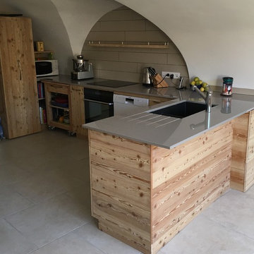 Cuisine montagnarde (pour un chalet) avec plan de travail en DEKTON Manhattan