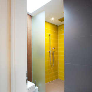 Foto di una piccola stanza da bagno moderna con piastrelle gialle, pareti grigie, doccia alcova e piastrelle in ceramica