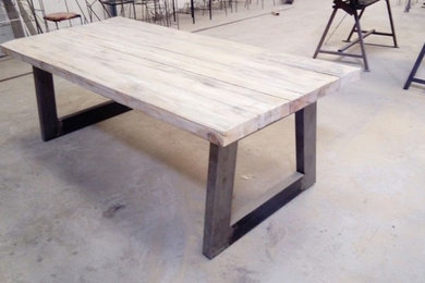 mesa envejecida de madera y hierro