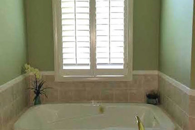 アトランタにある広いトラディショナルスタイルのおしゃれなマスターバスルーム (ドロップイン型浴槽、緑の壁、セラミックタイルの床) の写真