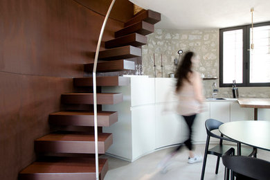Idee per una piccola scala curva design con pedata in metallo e alzata in metallo