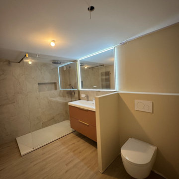Salle de bain moderne avec douche à l’italienne