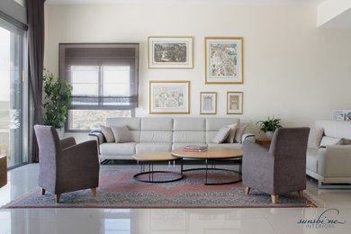 Example of a transitional living room design in Tel Aviv