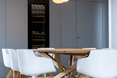 Cette image montre une salle à manger design.