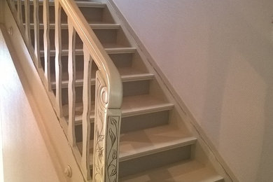 Große Klassische Treppe in U-Form mit gebeizten Holz-Treppenstufen und gebeizten Holz-Setzstufen in Straßburg