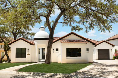 Diseño de fachada de casa blanca y marrón mediterránea grande de una planta con revestimiento de estuco, tejado a dos aguas y tejado de teja de madera